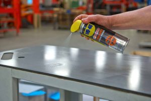 degraissant wd 40 specialist sur table metallique taille reduite